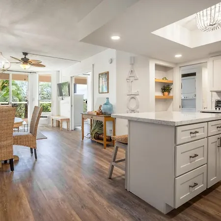 Top 10 Pick! Walk To Beach, Shops, Dining And Pool